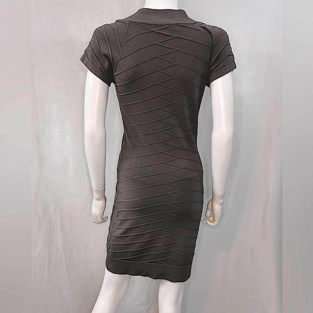 French Connection.EUC.Gorgeous Ribbed form fitting โDAYโ mini dress.Vneck.Grey.8 - Picture 5 of 11